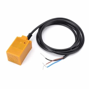 XTL-10mm-inductive-proximity-sensor-angle-1.webp
