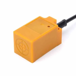 XTL-10mm-inductive-proximity-sensor-angle-2.webp