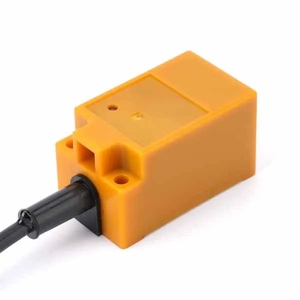 XTL-10mm-inductive-proximity-sensor-front.webp